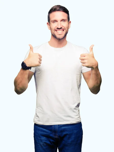 Pohledný Muž Nosí Ležérní Bílé Tričko Úspěch Znamení Dělá Pozitivní — Stock fotografie