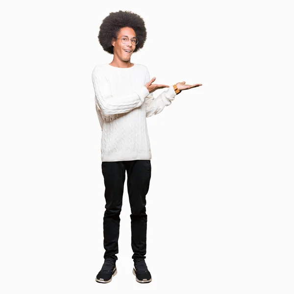 Young African American Man Afro Hair Wearing Glasses Pointing Side — Stock Photo, Image