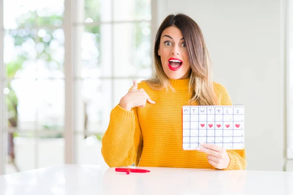 Mooie Jongedame Menstruatie Kalender Thuis Met Verrassing Gezicht Wijzende Vinger — Stockfoto