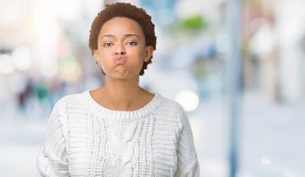 Piękne Młode African American Kobieta Sobie Sweter Białym Tle Sapiąc — Zdjęcie stockowe