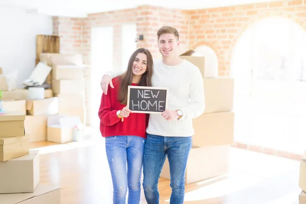 Bonito Jovem Casal Abraçando Amor Segurando Quadro Negro Movendo Para — Fotografia de Stock