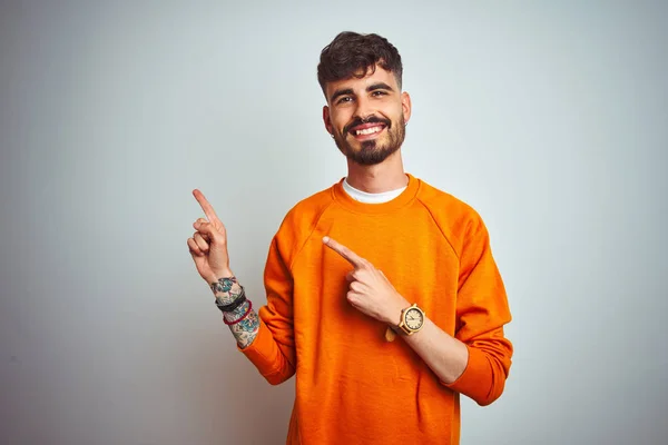 Jovem Com Tatuagem Vestindo Suéter Laranja Sobre Fundo Branco Isolado — Fotografia de Stock