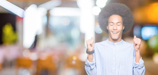 Jovem Afro Americano Com Cabelo Afro Animado Para Sucesso Com — Fotografia de Stock