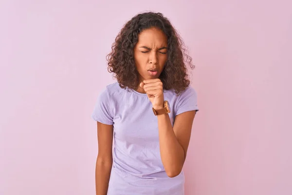 Mujer Brasileña Joven Con Camiseta Sobre Fondo Rosa Aislado Sintiéndose — Foto de Stock