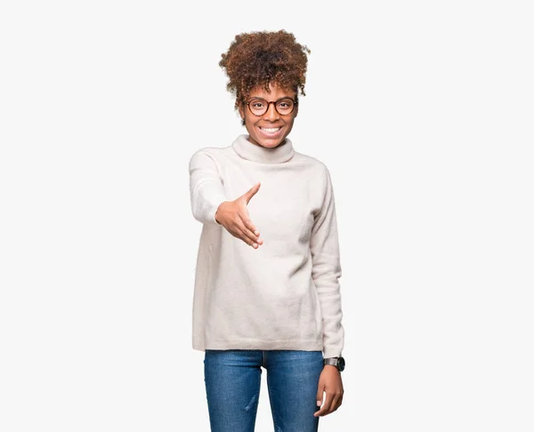 Gyönyörű Fiatal Afrikai Amerikai Szemüveg Viselése Alatt Elszigetelt Háttér Mosolyogva — Stock Fotó