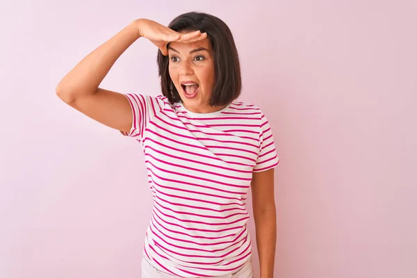 Joven Hermosa Mujer Con Camiseta Rayas Pie Sobre Fondo Rosa — Foto de Stock