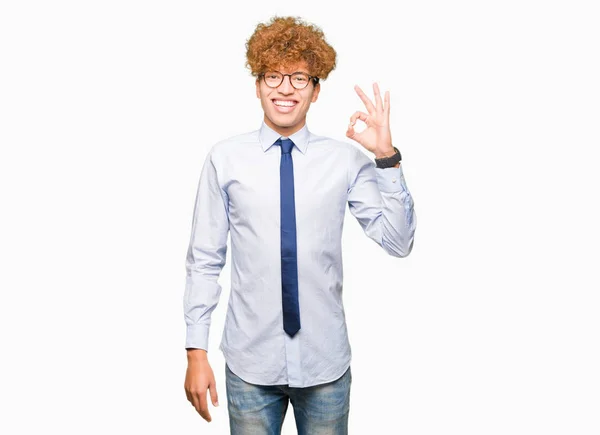 Jovem Homem Negócios Bonito Com Afro Vestindo Óculos Sorrindo Positivo — Fotografia de Stock