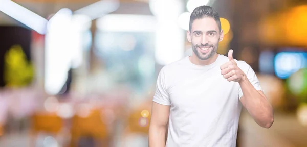 Hombre Joven Que Usa Una Camiseta Blanca Casual Sobre Fondo — Foto de Stock