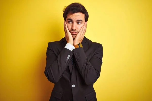 Joven Hombre Negocios Guapo Con Traje Corbata Pie Sobre Fondo —  Fotos de Stock