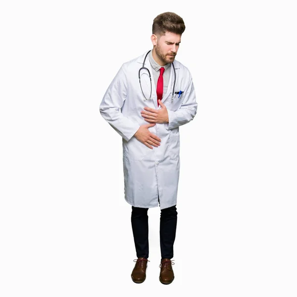 Ung Snygg Läkare Man Bär Medicinsk Kappa Med Handen Magen — Stockfoto