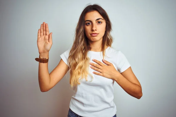 Ung Vacker Kvinna Klädd Casual Vit Shirt Över Isolerad Bakgrund — Stockfoto