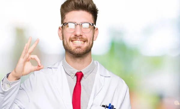 Jovem Cientista Bonito Homem Usando Óculos Sorrindo Positivo Fazendo Sinal — Fotografia de Stock