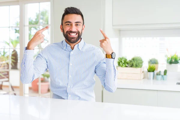 Knappe Spaanse Business Man Glimlachend Wijzen Naar Hoofd Met Beide — Stockfoto