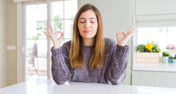 Gyönyörű Fiatal Otthon Pihenni Mosolyog Szeme Zárva Ennek Meditáció Mozdulat — Stock Fotó