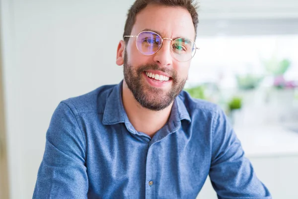 Schöner Mann mit Brille und entspanntem Lächeln in die Kamera — Stockfoto