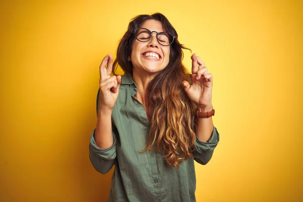 Joven Hermosa Mujer Con Camisa Verde Gafas Sobre Fondo Aislado —  Fotos de Stock