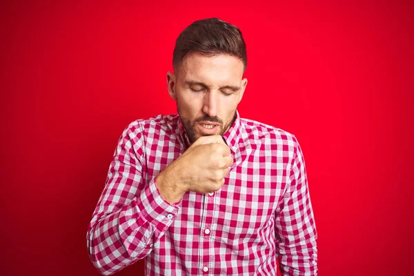 Joven Hombre Guapo Sobre Fondo Rojo Aislado Sensación Malestar Tos — Foto de Stock