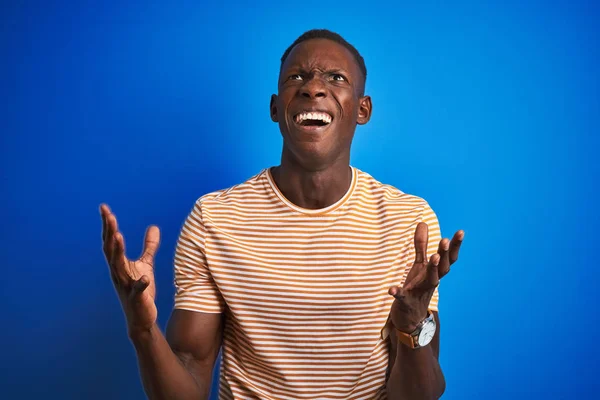 Afrikanisch Amerikanischer Mann Gestreiftem Lässigem Shirt Vor Isoliertem Blauem Hintergrund — Stockfoto