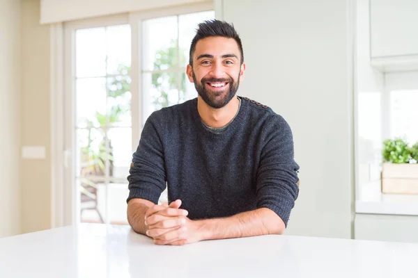 Bonito homem sorrindo alegre com um grande sorriso na cara mostrando t — Fotografia de Stock