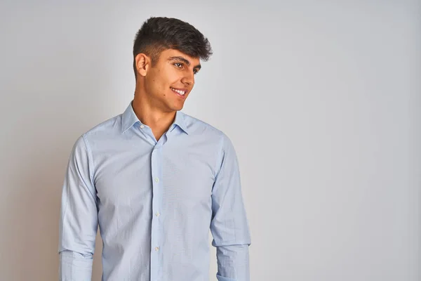 孤立した白い背景の上に立つエレガントなシャツを着た若いインド人ビジネスマンは 笑顔で横を向き 自然な表情 自信を持って笑う — ストック写真