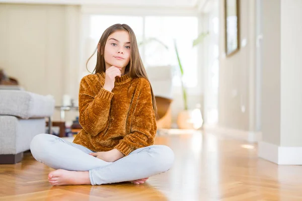 Mooi Jong Meisje Kid Zittend Vloer Thuis Met Hand Kin — Stockfoto