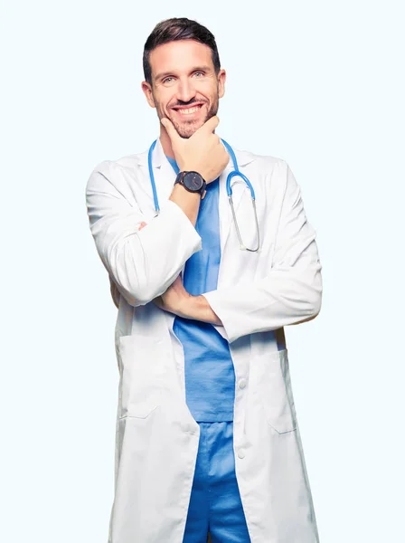 Bell Uomo Medico Che Indossa Uniforme Medica Sfondo Isolato Guardando — Foto Stock