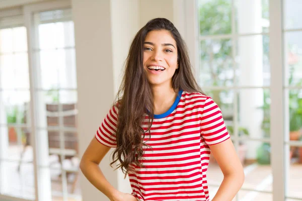 Mulher Morena Bonita Sorrindo Alegre Parecendo Feliz Positiva — Fotografia de Stock