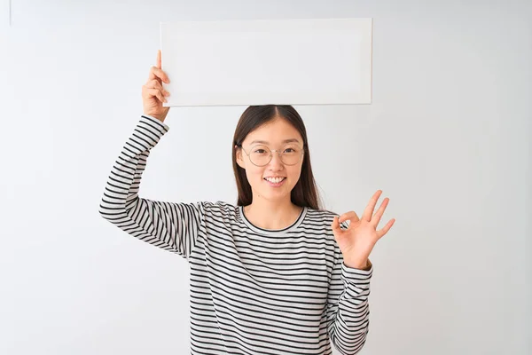Jonge Chinese Vrouw Dragen Glazen Houden Banner Geïsoleerde Witte Achtergrond — Stockfoto