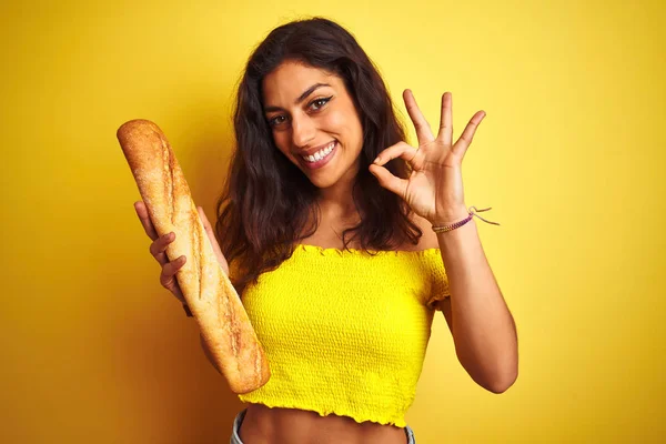 Unga Vackra Baker Kvinna Håller Bröd Stående Över Isolerad Gul — Stockfoto