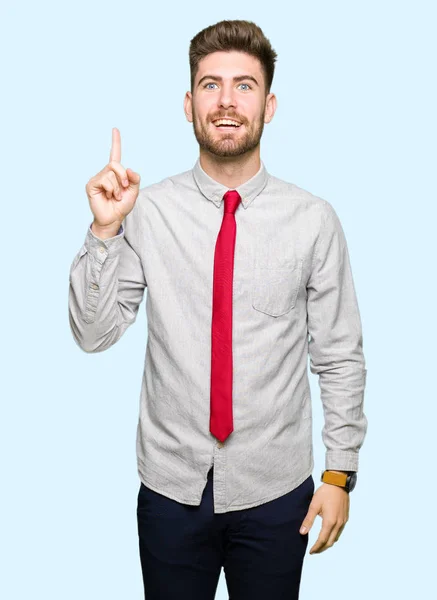 Junger Gutaussehender Geschäftsmann Zeigt Mit Erhobenem Zeigefinger Auf Erfolgreiche Idee — Stockfoto