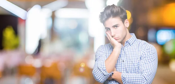 Młody Przystojny Biznesmen Patrząc Myślenia Białym Tle Zmęczony Znudzony Depresji — Zdjęcie stockowe