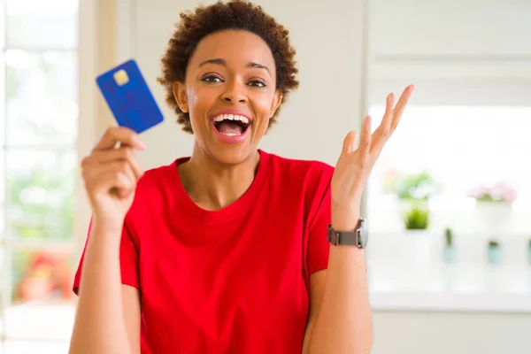 Junge Afrikanisch Amerikanische Frau Hält Kreditkarte Sehr Glücklich Und Aufgeregt — Stockfoto