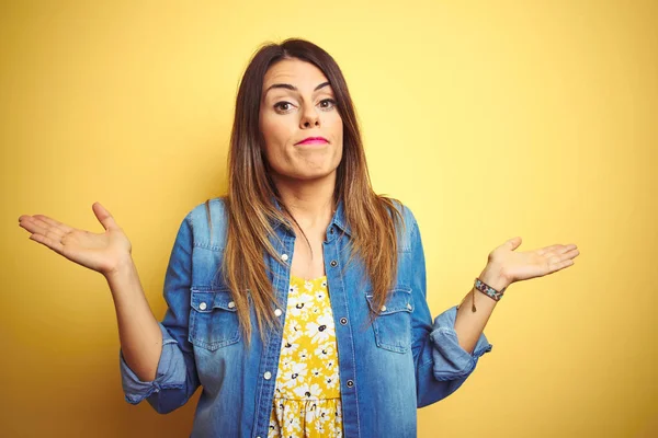 Giovane Bella Donna Piedi Sfondo Giallo Isolato Espressione Indiscussa Confusa — Foto Stock