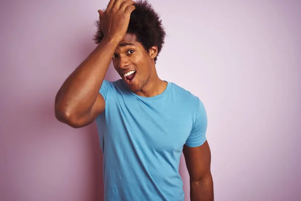 非洲裔美国男子与非洲头发穿着蓝色T恤站在孤立的粉红色背景惊讶与手在头上的错误 记住错误 糟糕的记忆概念 — 图库照片