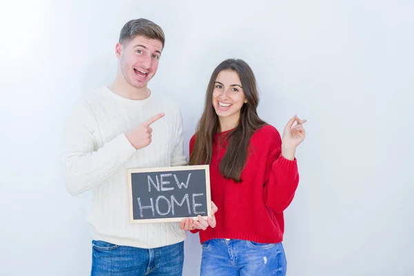 Bela Jovem Casal Sobre Fundo Branco Segurando Quadro Negro Com — Fotografia de Stock