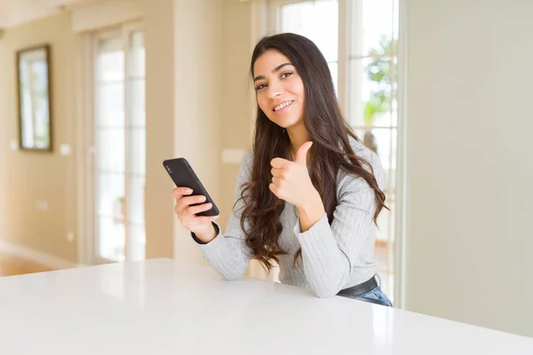 Jovem Mulher Usando Smartphone Enviando Uma Mensagem Feliz Com Grande — Fotografia de Stock