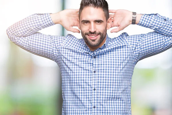 Joven Hombre Guapo Sobre Fondo Aislado Relajante Estiramiento Con Brazos — Foto de Stock