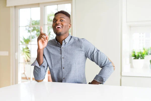 Knappe Afro Amerikaanse Man Witte Tafel Vinger Omhoog Met Succesvolle — Stockfoto