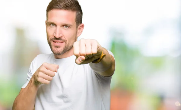 Bonito Homem Vestindo Shirt Branca Casual Punho Perfuração Para Lutar — Fotografia de Stock