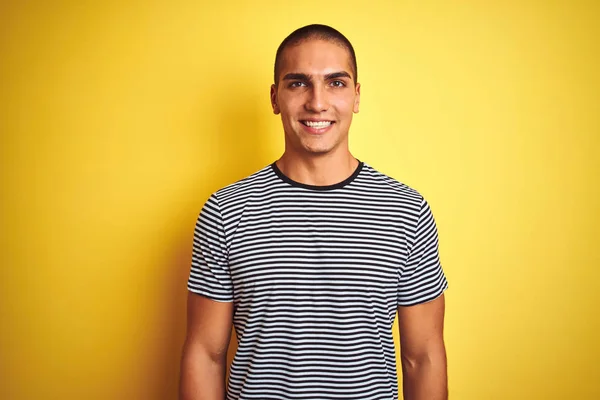 Joven Hombre Guapo Con Camiseta Rayas Sobre Fondo Aislado Amarillo —  Fotos de Stock