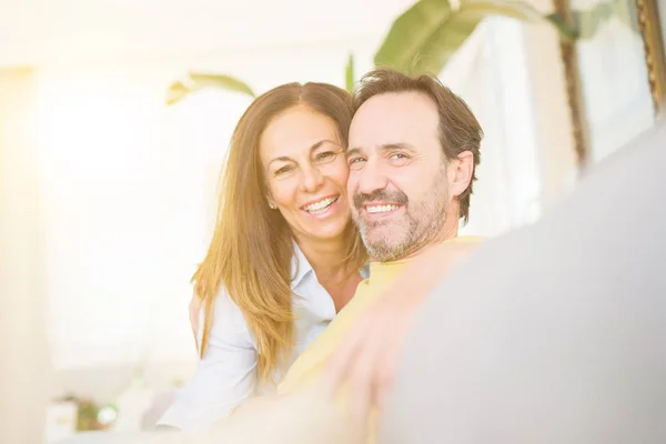 Couple romantique du Moyen Âge assis sur le canapé à la maison — Photo