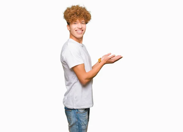 Jonge Knappe Man Met Afro Haar Dragen Casual Witte Shirt — Stockfoto