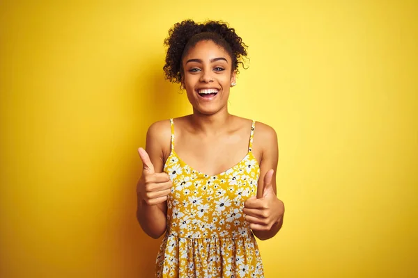 Afro Amerikaanse Vrouw Het Dragen Van Casual Floral Dress Staande — Stockfoto