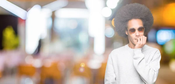 Afro Amerikai Fiatalember Afro Haj Látszó Hangsúlyozni Ideges Kezét Száját — Stock Fotó
