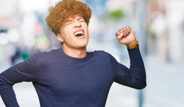 Jovem Homem Bonito Com Cabelo Afro Que Estende Para Trás — Fotografia de Stock