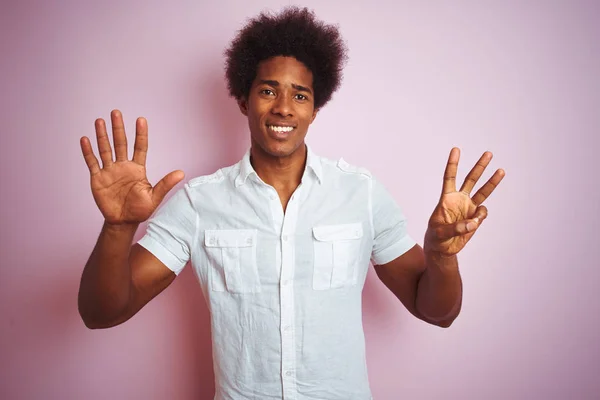 Joven Americano Con Pelo Afro Vistiendo Camisa Blanca Pie Sobre —  Fotos de Stock