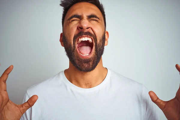 Giovane Indiano Indossa Shirt Piedi Sopra Isolato Sfondo Bianco Pazzo — Foto Stock