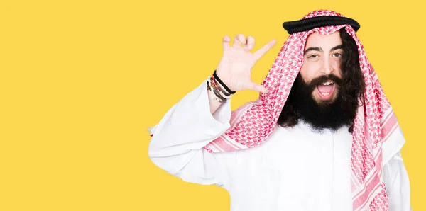 Arabian Człowiek Biznesu Długimi Włosami Sobie Tradycyjny Szalik Kefija Uśmiechnięty — Zdjęcie stockowe