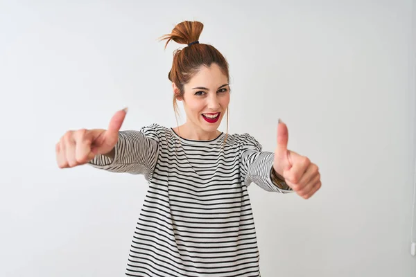 Redhead Kvinna Klädd Marinblå Randig Shirt Stående Över Isolerad Vit — Stockfoto