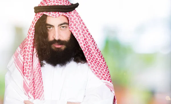 Pebisnis Arab Dengan Rambut Panjang Mengenakan Syal Tradisional Keffiyeh Skeptis — Stok Foto